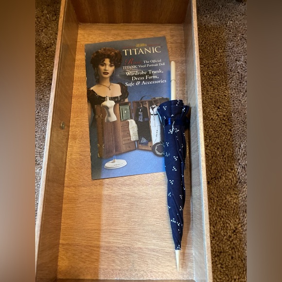 COPY Franklin Mint Titanic Rose doll Boarding Outfit, and accessories. - Picture 2 of 3